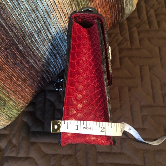 Crocodile Design RED Handbag (Paris) - Picture 14 of 14